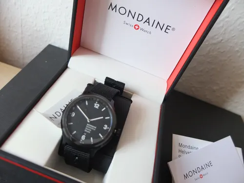 Mondaine Swiss Made Sport Uhr 40mm mit Textilarmband - Armbanduhren für Damen, sportlich und elegant, Swiss Made Qualität mit robustem 40mm Edelstahlgehäuse und stylischem Textilarmband in Schwarz.