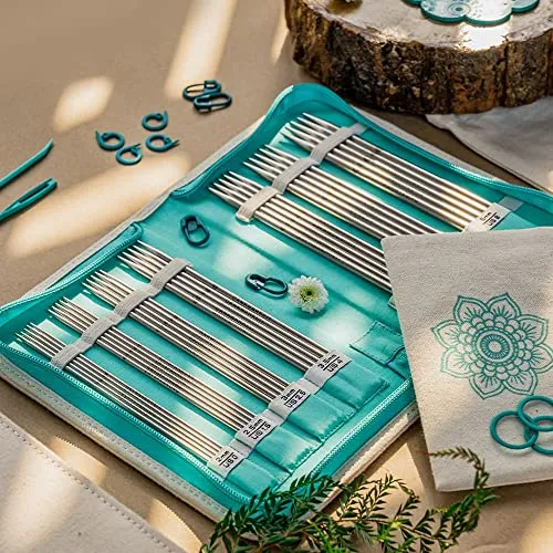 KNITPRO Mindful-Set GRATEFUL Sockenstricknadel-Set 15 cm - Stricknadeln für kreative Stricker, 7 hochwertige Edelstahl-Nadelspiele mit Motivationswörtern, inklusive Zubehör in einem eleganten Etui.