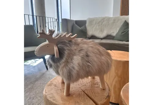 LIRA Deko Dekofigur Holzfigur Deko Elch/Hirsch Rentierfell skandinavische Tischdeko (Weihnachtsdeko, winterliche Rentier-Figur, Holzschnitzerei - Holzskulptur Kunsthandwerk), Dekofigur aus Fell, perfekt zu jedem Anlass zu Geburtstag/Weihnachten