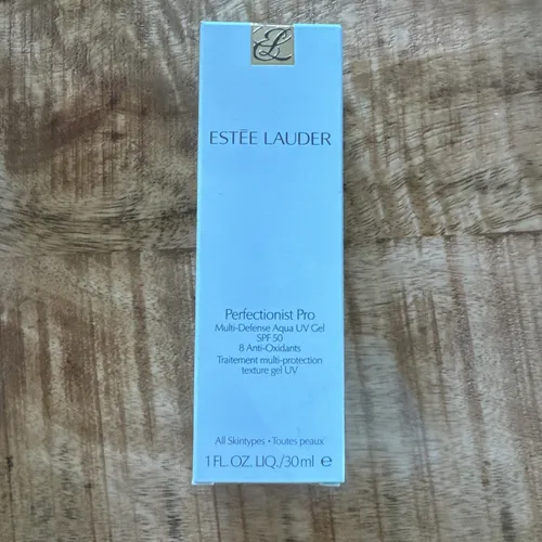 Estée Lauder Perfectionist Pro Multi-Defense Aqua UV Gel SPF50 30ml - Sonnenschutzmittel mit 3-in-1-Schutz, bietet intensive Feuchtigkeit und schützt vor UVA/UVB-Strahlen. Ideal für alle Hauttypen, zieht schnell ein und hinterlässt ein frisches Hautgefühl.