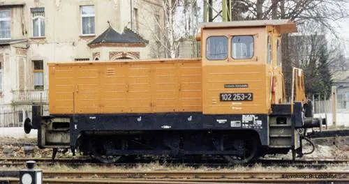 Piko H0 52630 Diesellok BR 102.1 der DR - Modelleisenbahnen mit präzise ausgewuchtetem Motor und vorbildgerechter Führerstands-Beleuchtung für realistischen Nachtbetrieb.