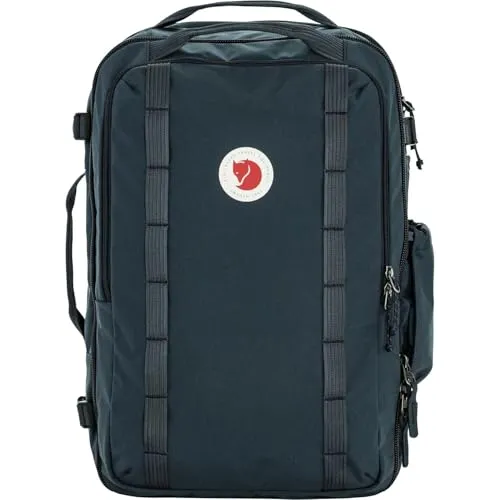 Fjällräven Färden Carry-on Pack navy (560) One Size – Robuster Reiserucksack - Der Färden Carry-on Pack von Fjällräven mit 42 Litern Volumen ist ideal für Reisen. Er ist wasserdicht, aus recyceltem Polyamid gefertigt und entspricht den Handgepäckanforderungen großer Fluggesellschaften. Praktische Fächer sorgen für Ordnung.