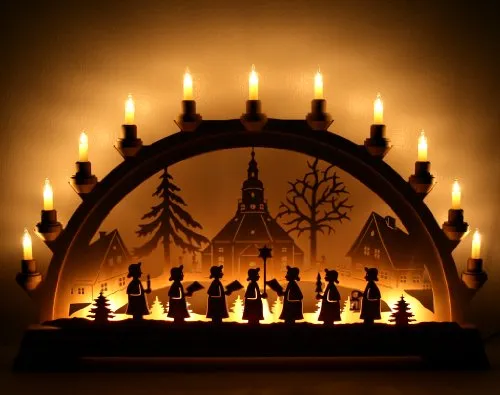KWO Olbernhau 62003 Schwibbogen - Seiffner Kirche mit Kurrende, 65 x 40 cm, handgefertigt aus Holz und traditioneller Erzgebirgischer Volkskunst