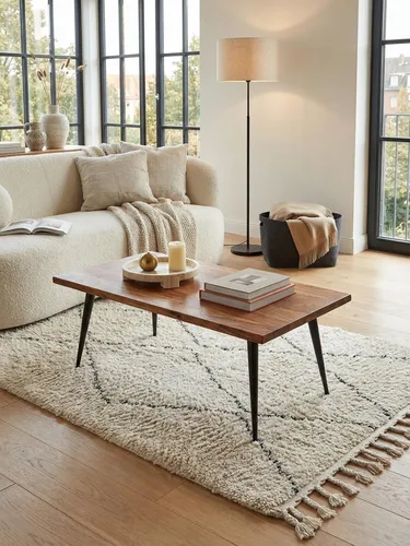 Massivholz Couchtisch 110x60 cm aus Sheesham mit Baumkante - Moderner Couchtisch aus Sheesham Massivholz mit einzigartiger Baumkante. Robuste Metallbeine sorgen für festen Stand. Ideal für stilvolle Akzente im Wohnzimmer.