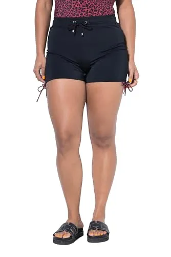 Studio Untold Damen Plus Size Bade-Shorts mit seitlicher Raffung - Bequeme Bade-Shorts in Schwarz mit elastischem Bund und seitlichen Raffungselementen, ideal für den Strand oder das Schwimmbad. Perfekt für große Größen und modisch zugleich! Die Shorts bieten optimalen Tragekomfort und Stil in der Bademode.