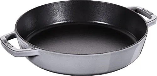STAUB Gusseisen Bratpfanne 26 cm mit zwei Griffen - Hochwertige Gusseisenpfanne mit 26 cm Durchmesser, ideal für scharfes Anbraten und Schmoren, für alle Herdarten und den Backofen geeignet. Perfekte Wärmeverteilung und intensiver Geschmack für köstliche Gerichte.