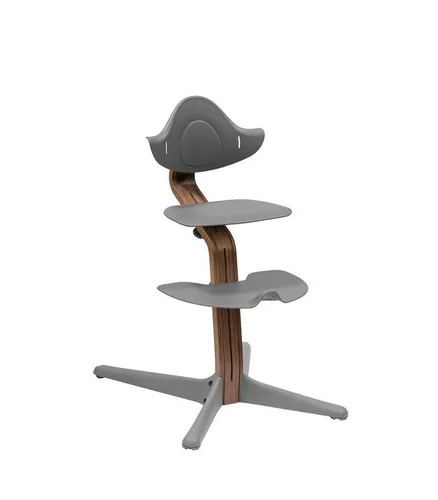 Stokke Nomi Stuhl, Walnuss/Grey - Aktives Sitzen für Kinder - Hochstuhl mit stufenlos verstellbarer Sitzhöhe, inklusive Fußstütze und kippsicheren Rädern. Ideal für gesunde Entwicklung und gemeinsames Essen mit der Familie.