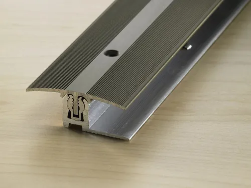 Übergangsprofil PROVARIO Universal XL Aluminium eloxiert Edelstahl - Hochwertiges Bodenprofil aus eloxiertem Aluminium für einen nahtlosen Übergang. Ideal für Stufenteppiche, langlebig und robust. Maße: 270 cm x 4,5 cm.
