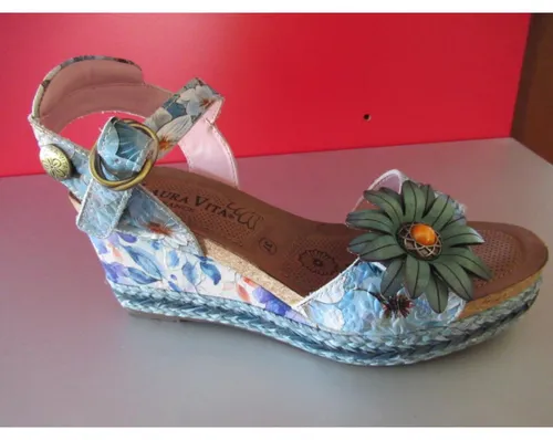 Laura Vita Damen Sandalette Facyo 75 mit Blumenmuster und Keilabsatz, Größe: 41 EU, Farbe: Blau - Genießen Sie mit der Laura Vita Sandalette Facyo 75 modischen Komfort. Die Blumenapplikation und der stabile Keilabsatz (ca. 8 cm) sorgen für einen eleganten Auftritt bei jedem Anlass. Ideal für warme Tage!