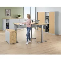 Ecktisch elektrisch verstellbar links, Buchenplatte - Dieser elektrisch höhenverstellbare Ecktisch ermöglicht Ihnen eine einfache Anpassung der Arbeitsfläche per Knopfdruck. Ideal für ergonomisches Arbeiten und optimaler Raumnutzung. Robuste Bauweise für langfristige Nutzung.