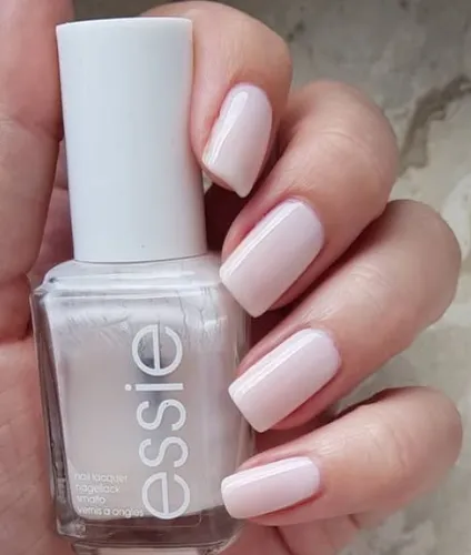 Essie Nagellack Nr. 13 Mademoiselle - Nude - Nagellack in Nude mit hervorragender Haltbarkeit und perfekter Deckkraft - für ein professionelles Finish und beeindruckende Nägel.