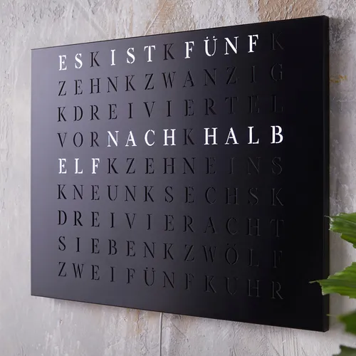 WordClock Jupiter Edelstahl in mattem Schwarz - Designer Wanduhr mit LED - Moderne Wortuhr aus Edelstahl, geräuschlos und mit Nachtlicht, ideal für jedes Zimmer. Die große Anzeige in Worten sorgt für einen einzigartigen Blickfang!