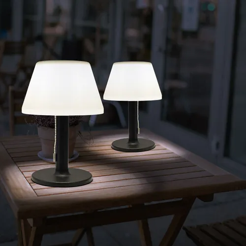 LED Tischlampe Solarlampe 2er Set, 3 Stufen für Garten und Terrasse - Elegante Solar-Tischleuchte in Schwarz oder Weiß, IP44 spritzwassergeschützt, mit 3 Helligkeitsstufen und bis zu 8 Stunden Leuchtdauer – perfekt für stimmungsvolle Abende im Freien.