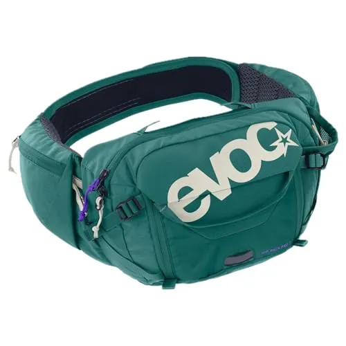 Evoc Hip Pack Pro 3 mit 1,5l Trinkblase - Bottle Green - Die Evoc Hip Pack Pro 3 ist ideal für Trail-Abenteuer. Mit breiten Hüftflügeln, einem belüfteten Hüftgurt und einer 1,5l Trinkblase bietet sie Komfort und Bewegungsfreiheit. Werkzeugfach und praktische Details für optimale Nutzung.