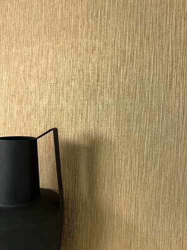Newroom Vliestapete in Gold - Modern Einfarbig mit Glitzerstruktur - Elegante Vliestapete für Wohnzimmer, Schlafzimmer und Küche. Die glamouröse Struktur verleiht jedem Raum ein besonderes Flair und ermöglicht kreative Wandgestaltungen.