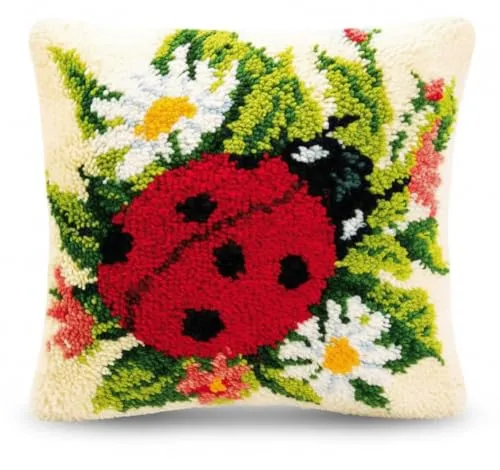 Vervaco KK3540 Knüpfkissen Marienkäfer - Knüpfen - Kits, kreatives DIY-Kit für ein 40x40cm Marienkäfer-Kissen, fördert die Kreativität und sorgt für ein gemütliches Ambiente.
