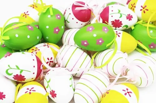 KAMACA 32 Bunte Ostereier aus Kunststoff mit Bändchen zum Aufhängen Hängedeko für Osterstrauß Kunststoffeier Osterdeko Deko zu Ostern Osterzeit (32 Stück mit Motiv 6cm)