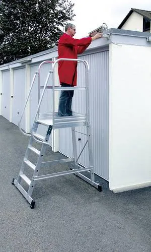 MUNK Podestleiter 303104, fahrbar mit 4 Stufen - Mobile Treppe mit bis zu 150 kg Tragkraft, ideal für sicheres Arbeiten in Höhen bis 2,95 m. Ausgestattet mit 2 Hubrollen für müheloses Versetzen und einem stabilen Geländer für maximale Sicherheit.