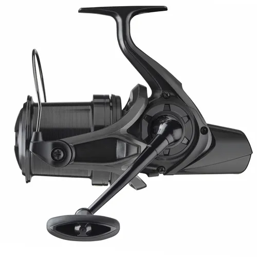 DAIWA 20 Crosscast Spod 45 SCW 5000C QD - Hochwertige Karpfenrolle von Daiwa mit 15kg Bremskraft und SCW Schnurverlegung, ideal für Futterraketen und PVA Bags beim Karpfenangeln.