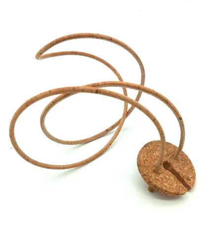 Weinglashalter aus Kork mit 1m Korkband – ideal für Weinwanderungen - Praktischer Weinglashalter aus Kork mit individuell einstellbarem Korkband (100 cm) für optimalen Tragekomfort. Immer beide Hände frei – der perfekte Begleiter für Weinwanderungen und Festivals.