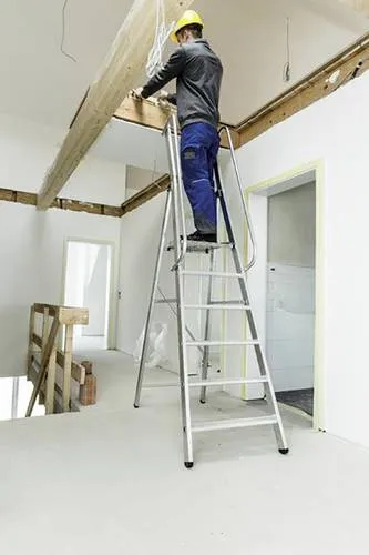 MUNK Podestleiter ML 51096, klappbar mit 6 Stufen - Leiter für bis zu 150 kg, maximale Arbeitshöhe 3,35 m. Ideal als hochgelegener Arbeitsplatz mit rutschsicheren Stufen und sicherem Auf- und Abstieg durch Handläufe. Platzsparend klappbar.