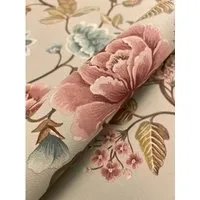 Newroom Vliestapete - Beige Floral Tapete mit 3D Optik - Romantische Blumenmotive in Beige, Rosa und Grau für Wohnzimmer, Schlafzimmer oder Küche. Verleihen Sie Ihrem Raum mit dieser stilvollen Blumentapete eine freundliche Atmosphäre.