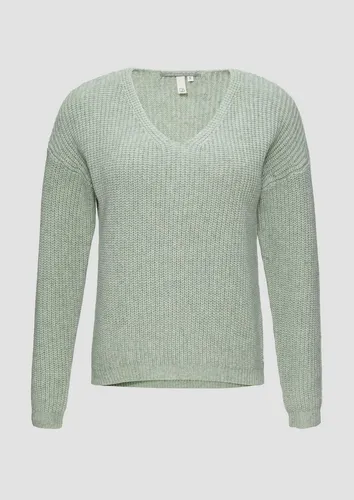 QS Strickpullover mit V-Ausschnitt - Stylischer Strickpullover in Melange-Optik, weich und elastisch. Der Regular Fit mit überschnittenen Schultern sorgt für einen lässigen Look – ideal für entspannte Tage und modische Outfits.