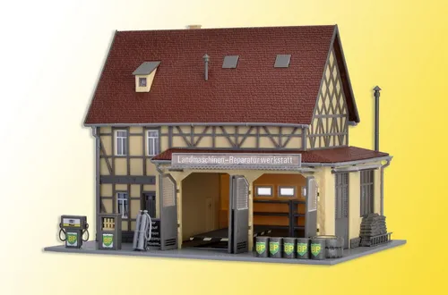 Vollmer 43682 H0 Landmaschinen-Reparaturwerkstatt - Modelleisenbahnen-Zubehör mit Lichtfunktion, ideal für detailgetreue Landschaftsgestaltung im Maßstab 1:87 (H0)