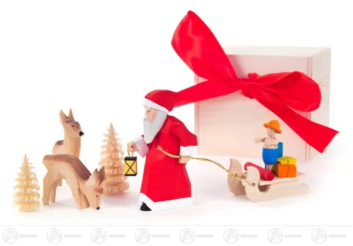 Weihnachtsmann mit Schlitten und Rehen, handgeschnitzt in Geschenkbox - Traditionelle Holzschnitzerei aus Deutschland, ideal für die festliche Dekoration. Perfekt für Wohnzimmer oder Küche und ein tolles Geschenk für die Weihnachtszeit.