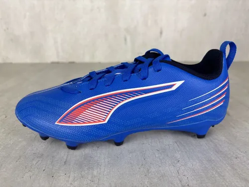 PUMA ULTRA 6 PLAY FG/AG Jr - Ultra Blue-PUMA White-Glowing R 1,5 - Fußballschuhe mit SPEEDSYSTEM Außensohle für maximale Beschleunigung und Traktion auf festem Boden und Kunstrasen. Hergestellt aus mindestens 30% recycelten Materialien.