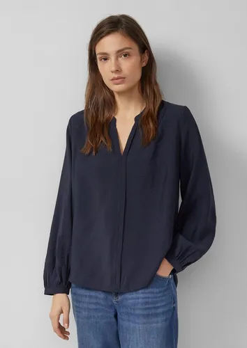 s.Oliver Langarmbluse mit All-over-Print - Fließende Viskosebluse mit raffinierten Details wie Raffung und V-Ausschnitt. Ideal für Büro und Freizeit, vielseitig kombinierbar und sorgt für einen stilvollen Auftritt.