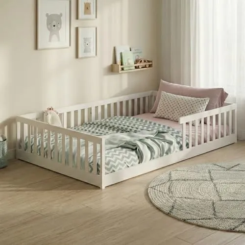 Montessori Kinderbett 120x200 cm mit Rausfallschutz - Hochwertiges Bodenbett nach Montessori-Pädagogik, fördert selbstständiges Ein- und Aussteigen. Individuell anpassbar mit stabilem Lattenrost für optimalen Schlafkomfort.