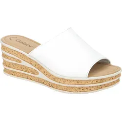 Gabor Damen Pantoletten - Bequeme Slipper für den Sommer - Pantoletten für Damen mit hochwertigem Narbenleder, ideal für entspannte Sommertage und Gartenbesuche. Komfortable Keilabsatzhöhe von 7 cm für stilvolle Leichtigkeit.