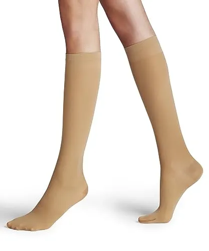 FALKE Damen Kniestrümpfe Vitalize 40 DEN, hautfarben - Medizinische Kompressionsbekleidung mit 40 DEN für bessere Durchblutung und weniger Ermüdung. Ideal für Reisen, Schwangerschaft oder lange Stehzeiten. Ausgezeichnet von Lufthansa als „best travel product“.