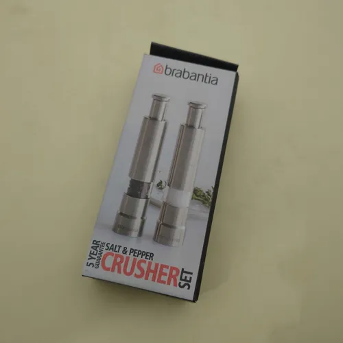 Brabantia Tisch Accessoires Salz- und Pfeffermühle 2er Set - Küchenhelfer Set aus Edelstahl für Salz und Pfeffer, ideal zum Würzen am Tisch – perfekt als Geschenk verpackt und mit klarer P & S Anzeige für einfache Nutzung.