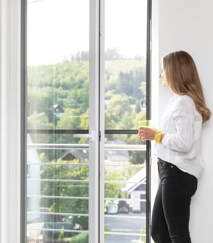 Schellenberg Fliegengitter Premium für bodentiefe Fenster 120 x 240 cm - Fliegengitter für bodentiefe Fenster mit stabilen Aluminiumprofilen und optimaler Durchsicht dank anthrazitfarbenem Klarsicht-Fiberglasgewebe. Einfache Montage und effektiver Insektenschutz.