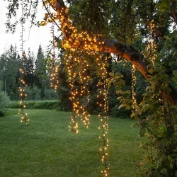 LED Lichterkette 800er warmweiß 16m mit schwarzem Kabel - Ideal für Innen- und Außeneinsatz. Diese Lichterkette sorgt mit mehr als 400 warmweißen LEDs für festliche Stimmung. Inklusive 31V Außentrafo und IP44 Schutz für zuverlässige Nutzung.