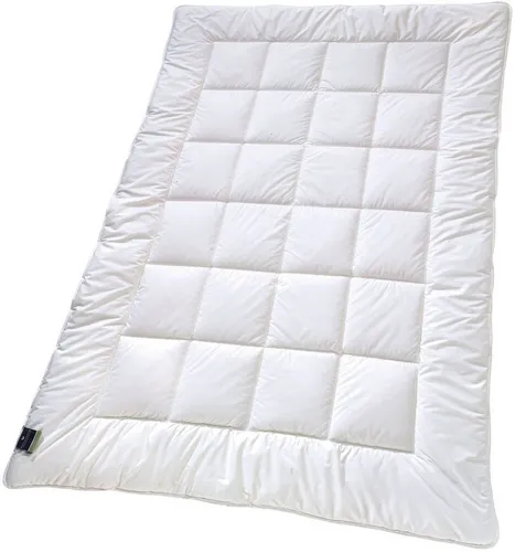 billerbeck Kunstfaserbettdecke 520 ALCANDO® - Bettdecken für Sommer und Winter, allergikergeeignet, mit atmungsaktiver AIRSOFT® Hohlfaserfüllung für optimalen Schlafkomfort in der Größe 155 x 220 cm.