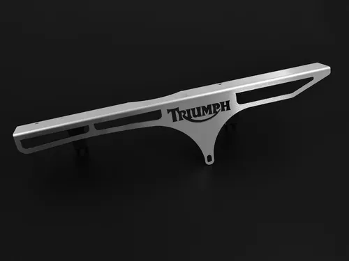 Triumph Speed Triple T955 Kettenschutz mit Logo in Silber - Robuster Kettenschutz aus Edelstahl, gebürstet und pulverbeschichtet. Ideal für die sichere Abdeckung der Kette. Perfekt für den Einsatz an der Triumph Speed Triple T955.