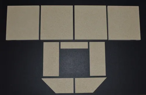 Feuerraumauskleidung für Caminos Kantus Kaminofen - Präzise Feuerraumauskleidung aus Vermiculite, bestehend aus 9 Teilen für einfache Installation. Ideal für optimale Passgenauigkeit und effizienten Betrieb Ihres Kaminofens.