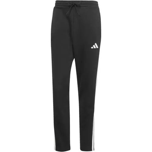 ADIDAS Herren Hose Essentials 3-Streifen Open Hem - Modische Hose aus weichem Fleece, ideal für gemütliche Tage. Offener Saum für Bewegungsfreiheit und hergestellt aus mindestens 70% recycelten Materialien.