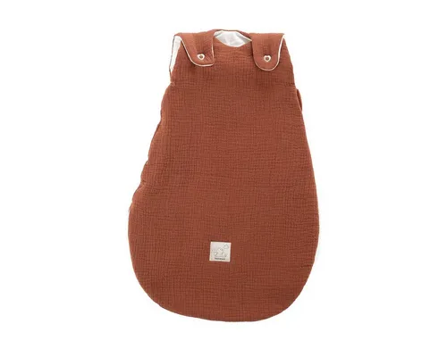 Träumeland Babyschlafsack - Hochwertiger Schlafsack aus Baumwollmusselin für Babys, mit regulierbarer Belüftung für ein gesundes Schlafklima und viel Strampelfreiheit. Inklusive Bärchen-Kleiderbügel und Hasenaufnäher.