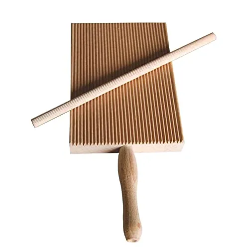Gnocchibrett Garganellibrett aus Buchenholz mit Ausrollstab - Nudelmaschinen: Einzigartiges Werkzeug für die Zubereitung von Garganelli aus hochwertigem Buchenholz, ideal für authentische italienische Pasta. Reinigung von Hand empfohlen.