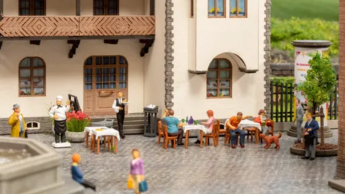 NOCH 16246 H0 Figuren Themenwelt Restaurant - Detailreiche Standmodelle - Figuren für Spur H0, perfekt bemalt und ideal zur Gestaltung lebendiger Landschaften in Modellbahnanlagen.