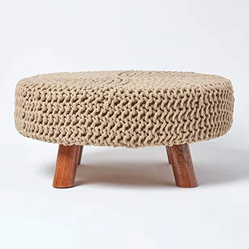 Homescapes Strick-Hocker Natur, rund 62x30 cm - Vielseitiger runder Hocker mit handgestricktem Bezug aus 100% Baumwolle und stabilen Holzbeinen. Ideal als Fußablage oder zusätzlicher Sitzplatz für gemütliches Wohnen.