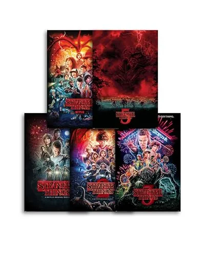 Produktbild Pyramid International Stranger Things Poster-Set (5 Motive) – Plakate Staffeln 1–5 – je 61 × 91,5 cm – Retro-Look für Nerd-Wall, Gaming-Room & Home-Cinema