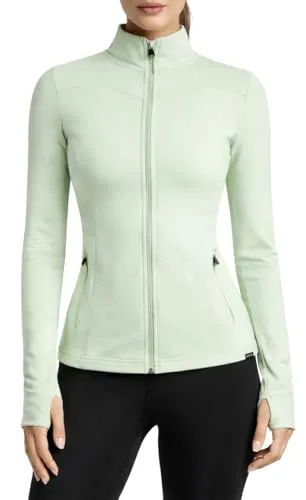 Smilodox Outdoorjacke Kenna, taillierte Sportjacke mit Daumenlöchern - Die Smilodox Kenna Jacke kombiniert sportliches Design mit praktischen Funktionen. Der hohe Stehkragen schützt vor Wind, während die Daumenlöcher und Reißverschlusstaschen zusätzlichen Komfort bieten. Perfekt für Sport und Freizeit!