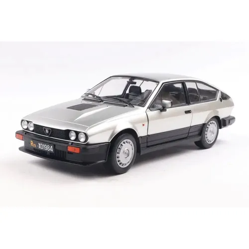 Solido 421186543 - 1:18 Alfa Romeo GTV6 silber 1984 - Fertigmodell - Detailgetreues 1:18 Modell des Alfa Romeo GTV6 aus 1984. Hergestellt aus hochwertigem Metall und Kunststoff, ideal für Sammler und Modellbau-Enthusiasten.