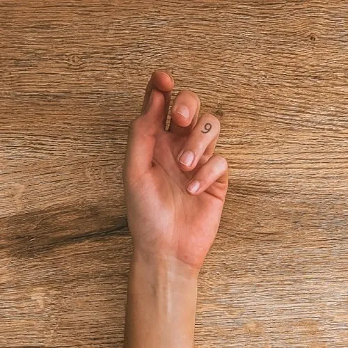 Inkster® Nummer 9 Tattoo | Temporäres Tattoo mit EU-Kosmetikzertifizierung | wasserfest + vegan | revolutionäres 2-Wochen-Tattoo | Fake Tattoos und Klebetattoos für Erwachsene