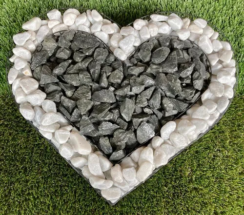 Herz Gitter mit kleinen Carrara & Basalt Steinen - Gartendekoration für Allerheiligen, stilvolles Design aus edlen Materialien für einen eleganten Grabschmuck.